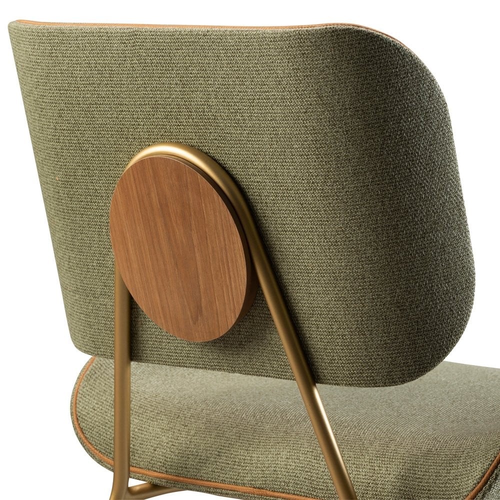 Poltrona Samya Estofada Encosto com Detalhe Laminado Base em Aço Carbono