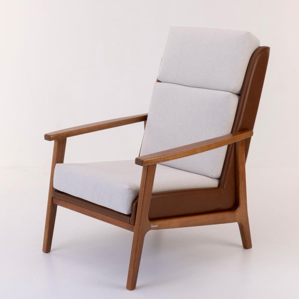 Poltrona Siona Estofada Estrutura Madeira Eucalipto Design Exclusivo Acabamento Premium