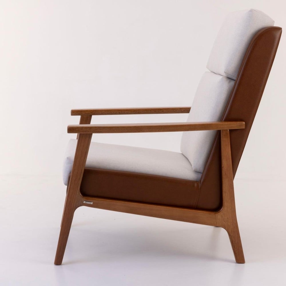 Poltrona Siona Estofada Estrutura Madeira Eucalipto Design Exclusivo Acabamento Premium