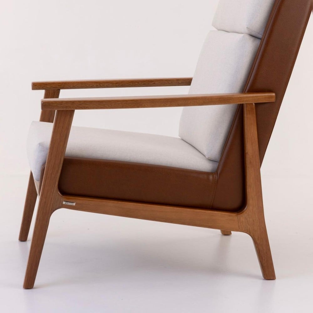 Poltrona Siona Estofada Estrutura Madeira Eucalipto Design Exclusivo Acabamento Premium