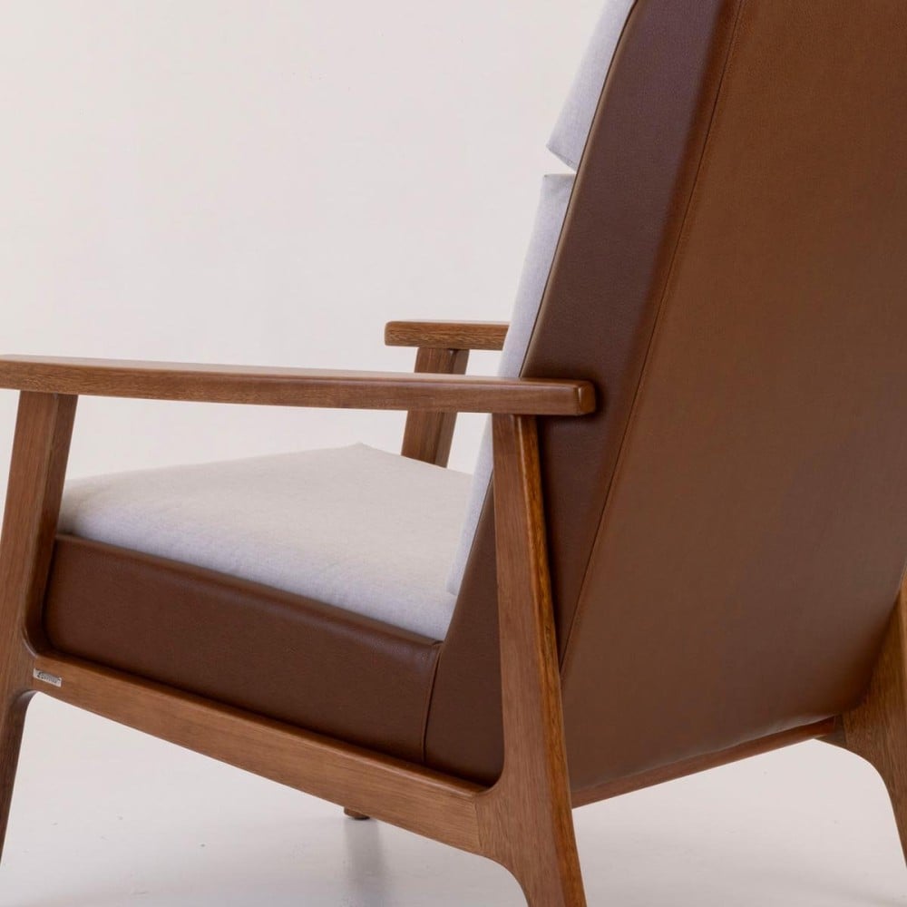 Poltrona Siona Estofada Estrutura Madeira Eucalipto Design Exclusivo Acabamento Premium