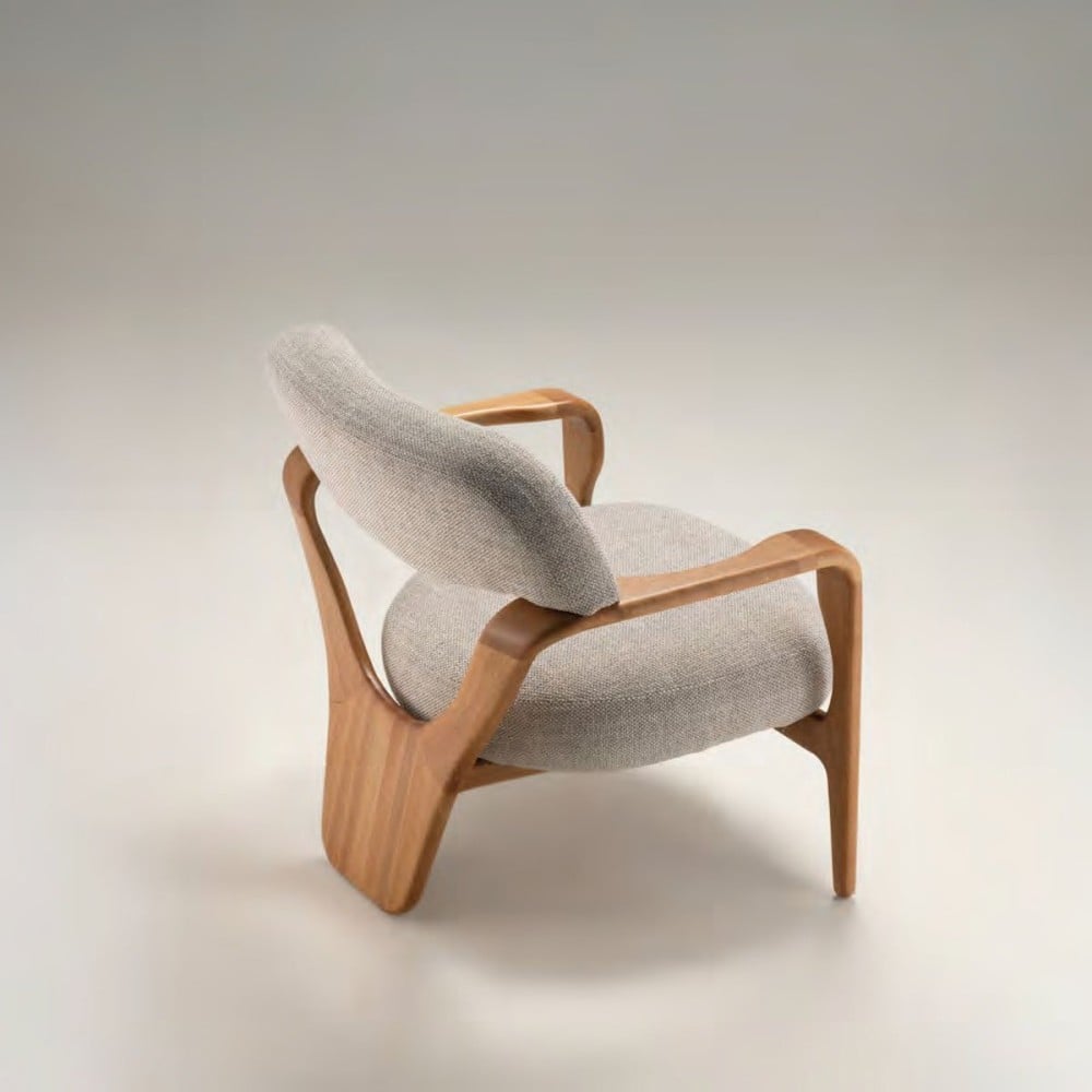 Poltrona Syluê Estofada Estrutura Madeira Maciça Jequitibá Design Premiado by Juliano Schimidt