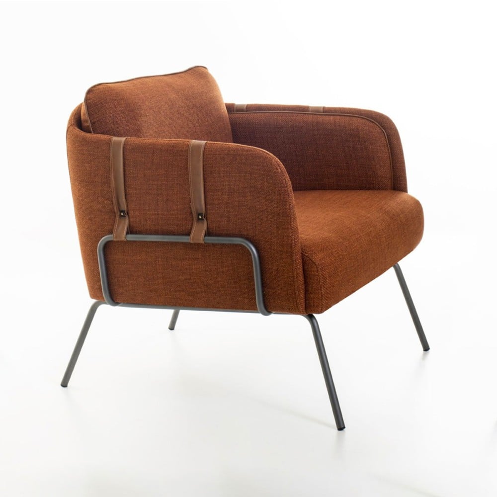 Poltrona Synde Multilaminado Estofado Detalhes em Alças de Couro Ecológico e Debrum Estrutura em Aço Carbono Pintado Design by YE Design