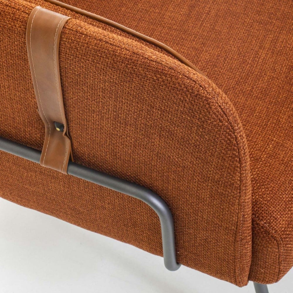 Poltrona Synde Multilaminado Estofado Detalhes em Alças de Couro Ecológico e Debrum Estrutura em Aço Carbono Pintado Design by YE Design