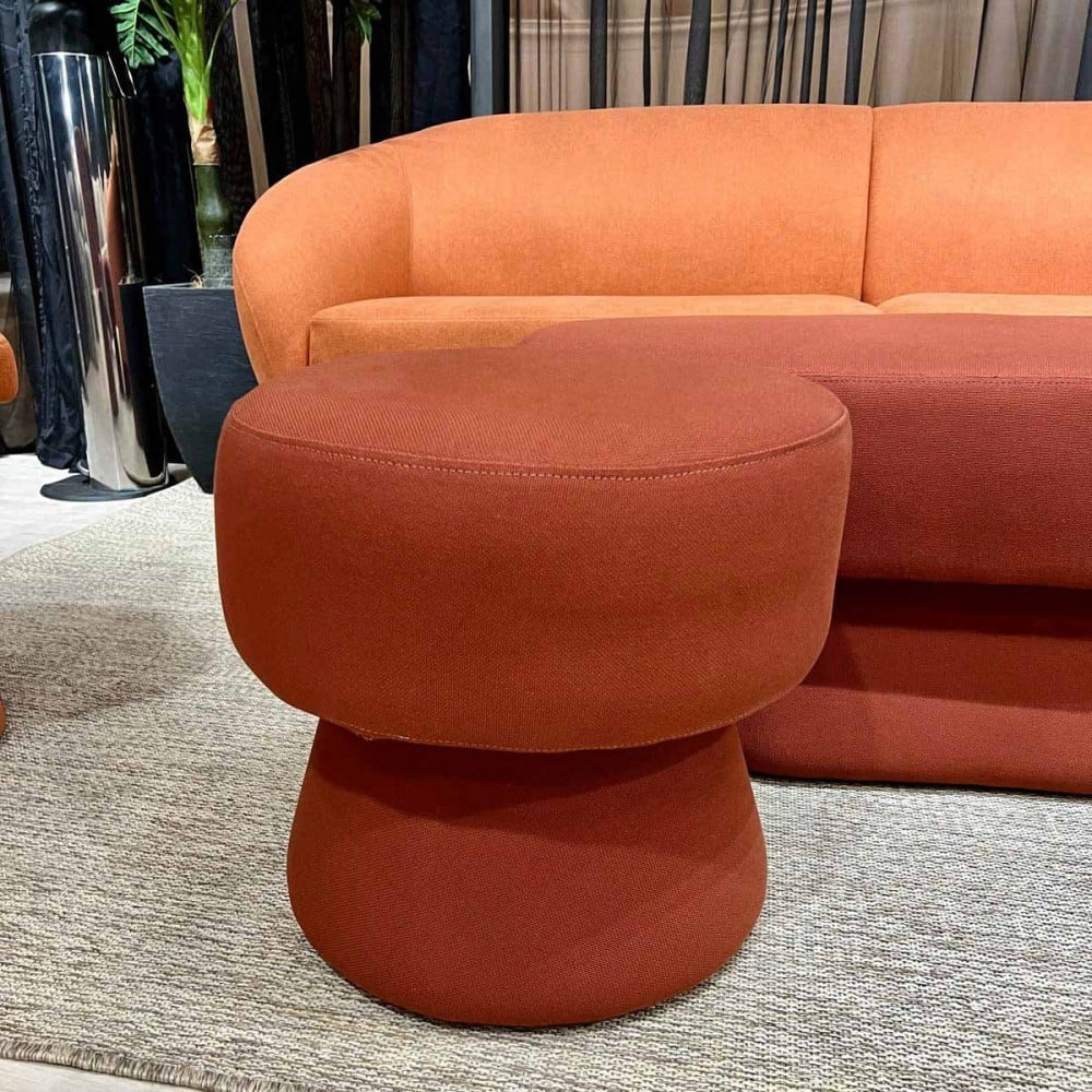 Puff Hyllis Redondo Estofado Base Aço Revestido Design Sustentável