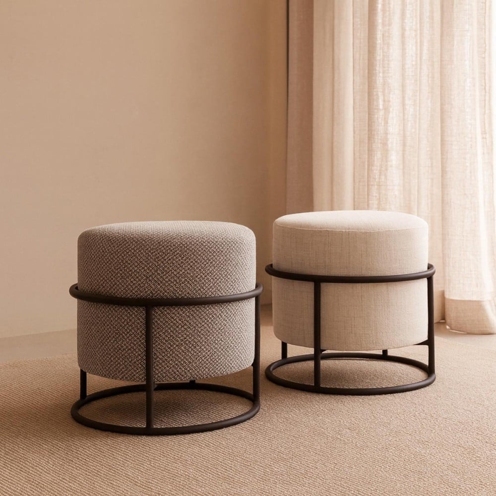 Puff Lucca Design Redondo Estofado Estrutura Madeira Eucalipto Reflorestada Base em Aço Carbono