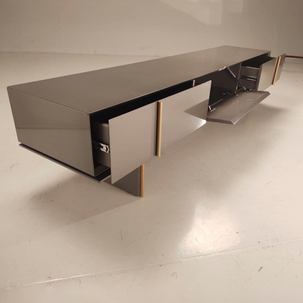 Rack Madrias com Porta Basculante e 2 Gavetas Estrutura em Pintura Laca Detalhe com Filetes Metalizados Design by Ampezzan e Maciel Arquitetos