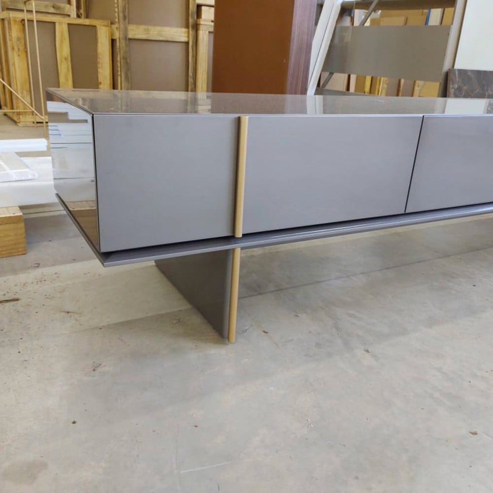 Rack Madrias com Porta Basculante e 2 Gavetas Estrutura em Pintura Laca Detalhe com Filetes Metalizados Design by Ampezzan e Maciel Arquitetos