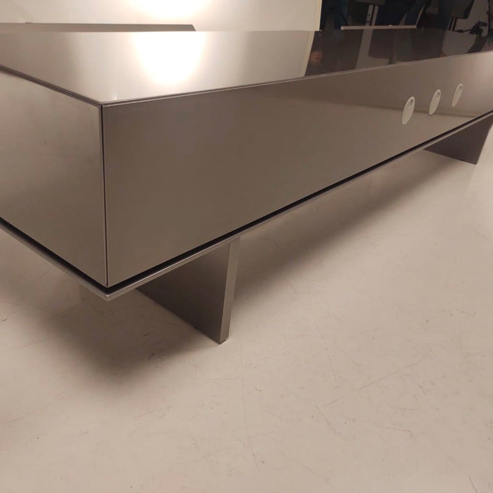 Rack Madrias com Porta Basculante e 2 Gavetas Estrutura em Pintura Laca Detalhe com Filetes Metalizados Design by Ampezzan e Maciel Arquitetos