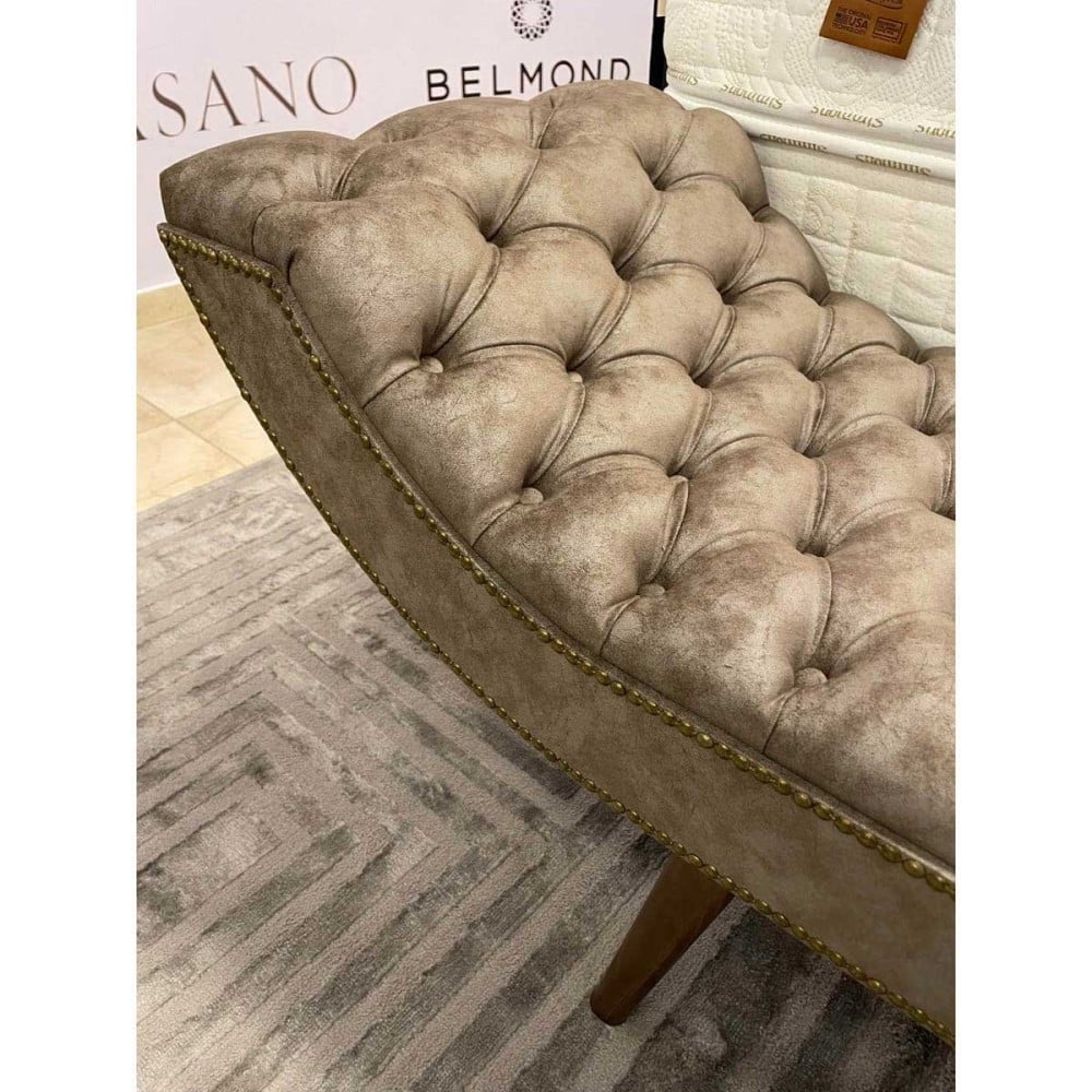 Recamier Decarin Estofado Detalhes Capitonê e Tachas Pés Madeira