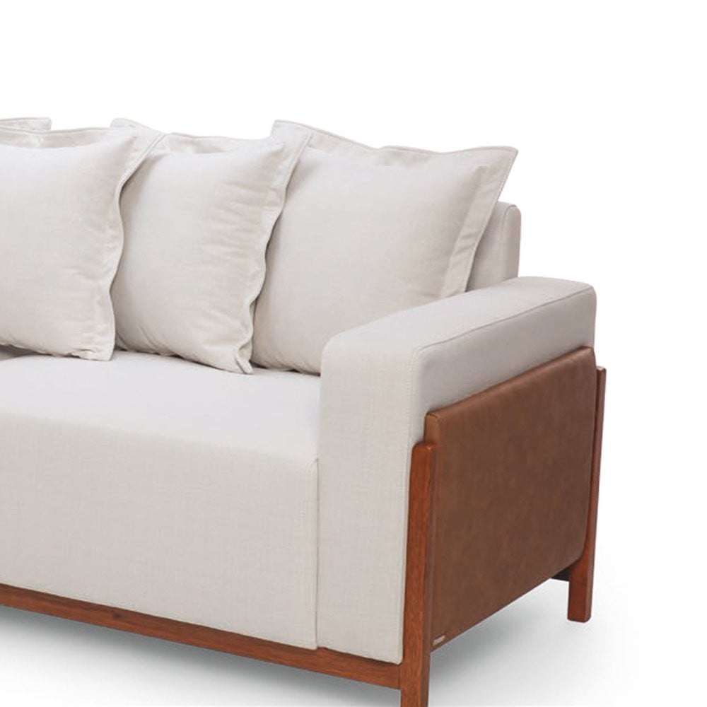 Sofá Amadeu 2 Lugares Almofadas Soltas Estrutura Madeira Eucalipto Design Exclusivo Acabamento Premium