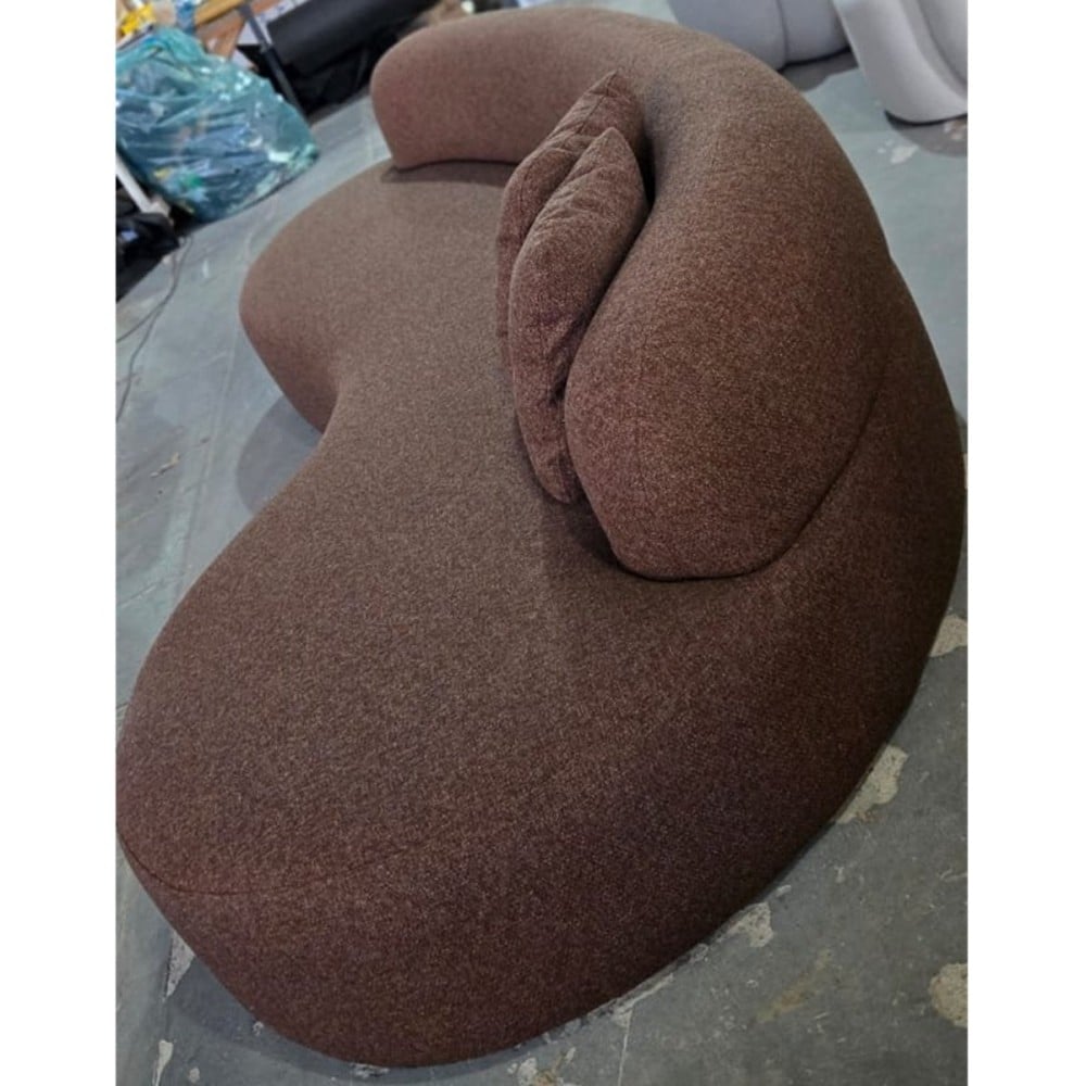 Sofá Curvo com Chaise Seixo Almofadas Decorativas Estrutura Madeira Eucalipto Reflorestada