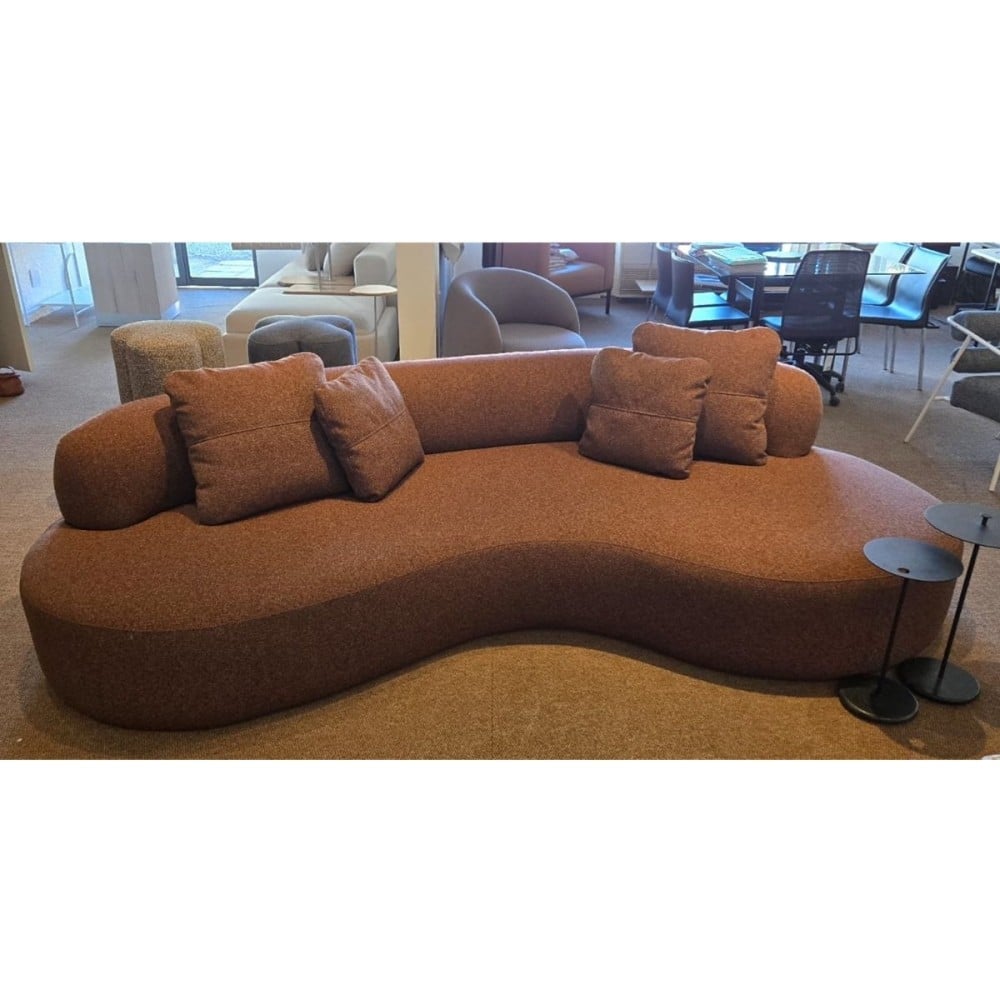 Sofá Curvo com Chaise Seixo Almofadas Decorativas Estrutura Madeira Eucalipto Reflorestada