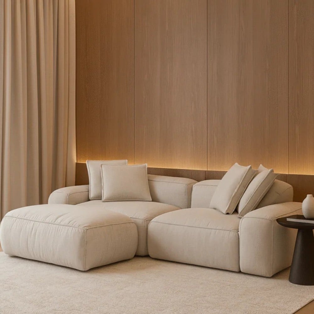 Sofá com Puff Daryon Estofado Design Bipartido com Almofadas Decorativas Estrutura Madeira Eucalipto Reflorestada