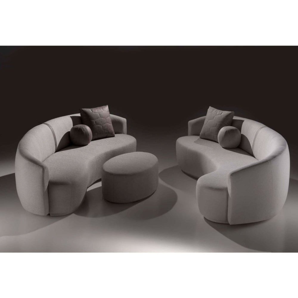Sofá Curvo Kapelle Estofado Orgânico com Almofadas Decorativas e Pés de Madeira