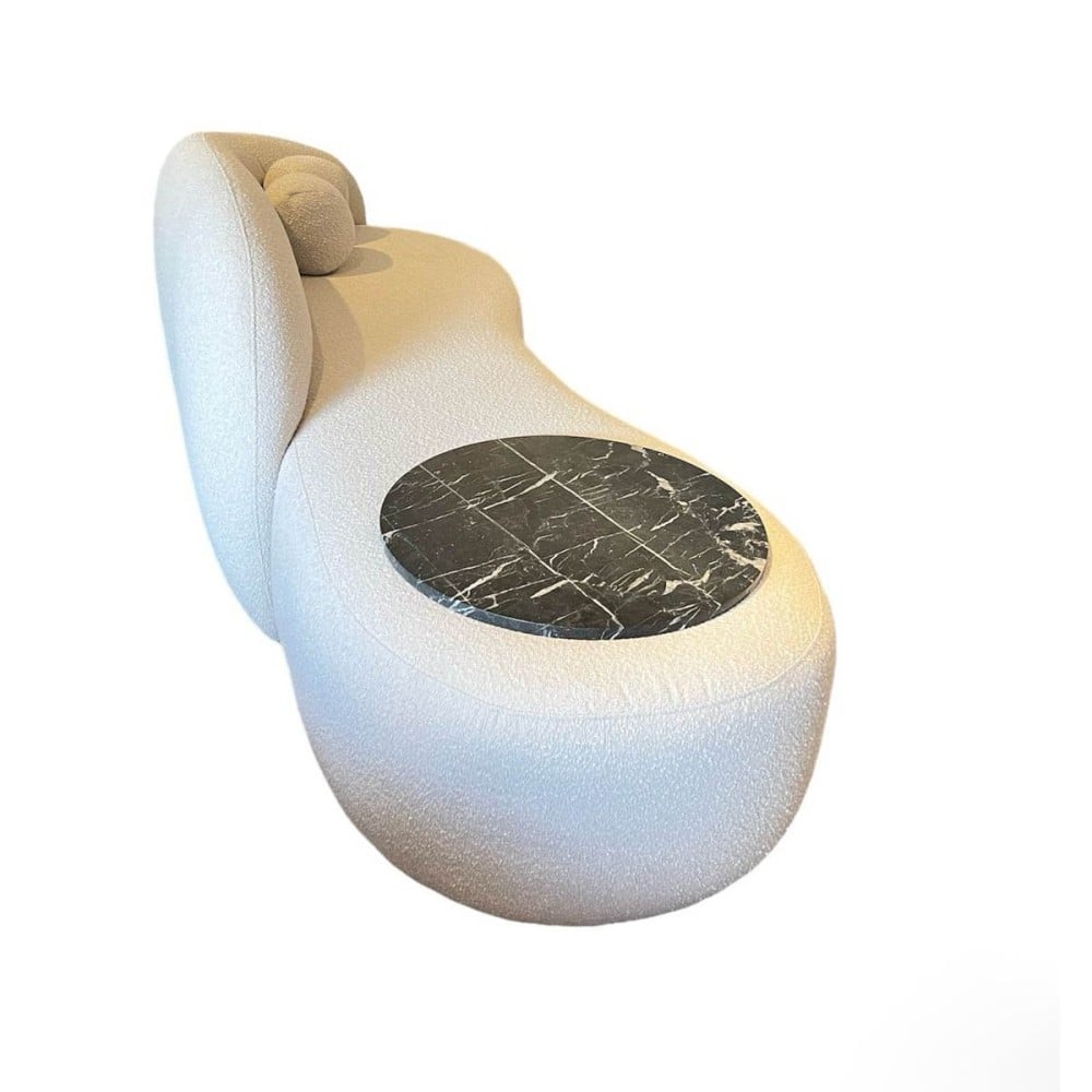 Sofá Curvo Welles com Almofadas Decorativas Detalhe com Disco Solto Mármore Estrutura Madeira Eucalipto Reflorestada