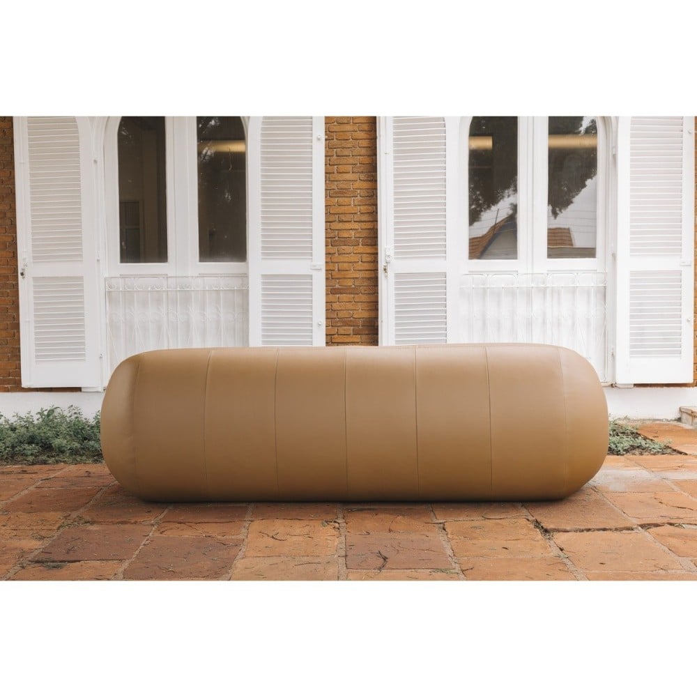 Sofá Livana 3 Lugares em Couro Legítimo com Detalhes em Pespontos e Encosto com Braços Integrados Design by Lattoog