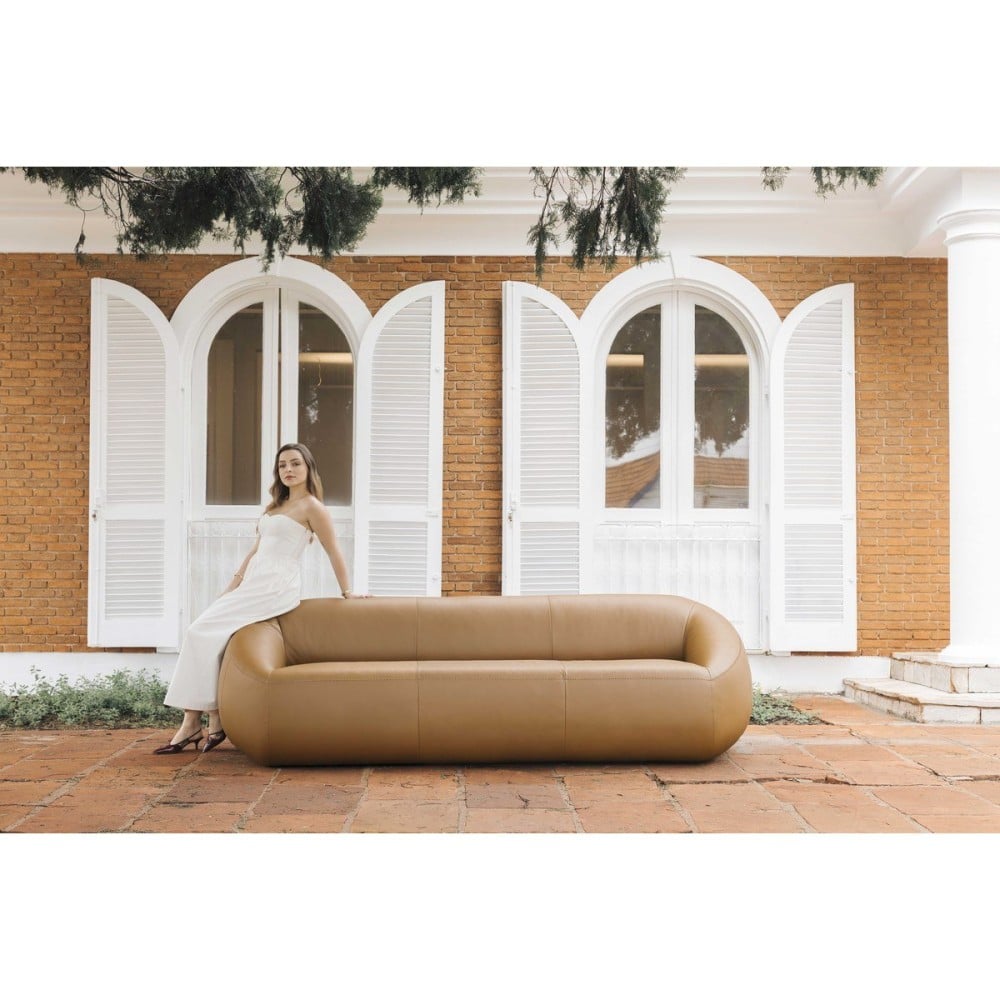 Sofá Livana 3 Lugares em Couro Legítimo com Detalhes em Pespontos e Encosto com Braços Integrados Design by Lattoog