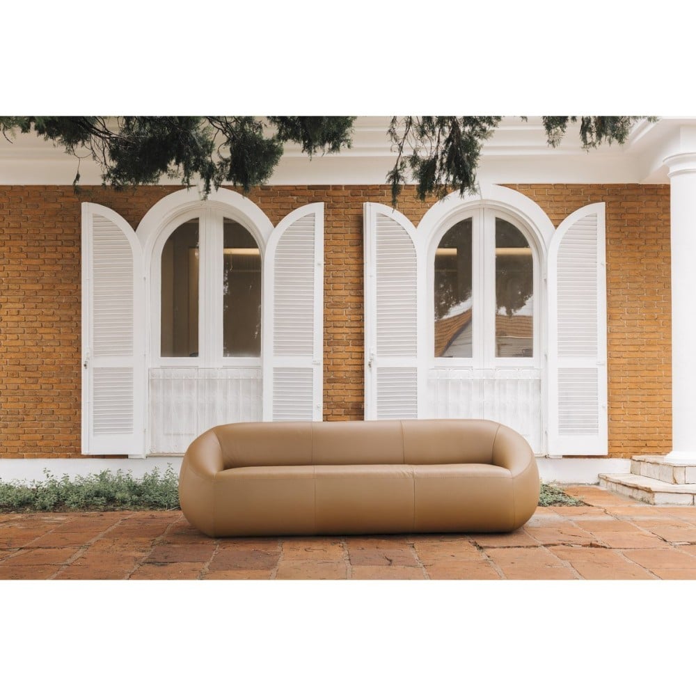 Sofá Livana 3 Lugares em Couro Legítimo com Detalhes em Pespontos e Encosto com Braços Integrados Design by Lattoog