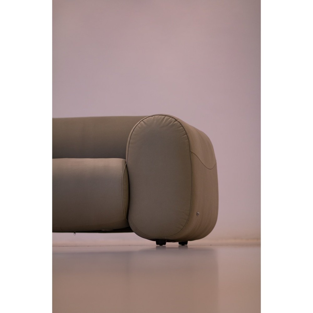 Sofá Ondine 2 Módulos em Couro Legítimo com Design Orgânico e Costuras Decorativas