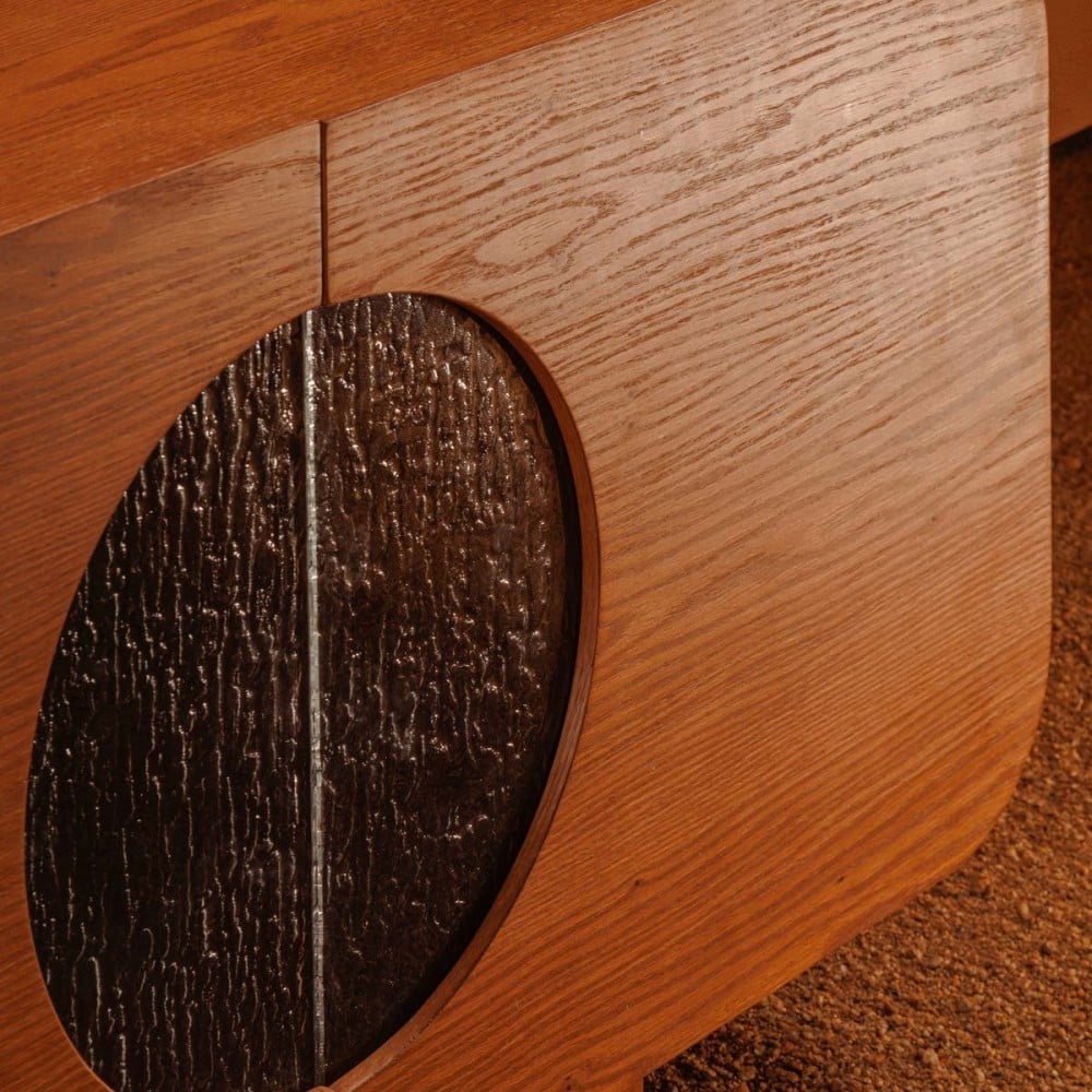 Sofá Table Sublime com Portas Detalhe Vidro Fusing Estrutura Lâmina de Madeira Pés Madeira Maciça Tauari