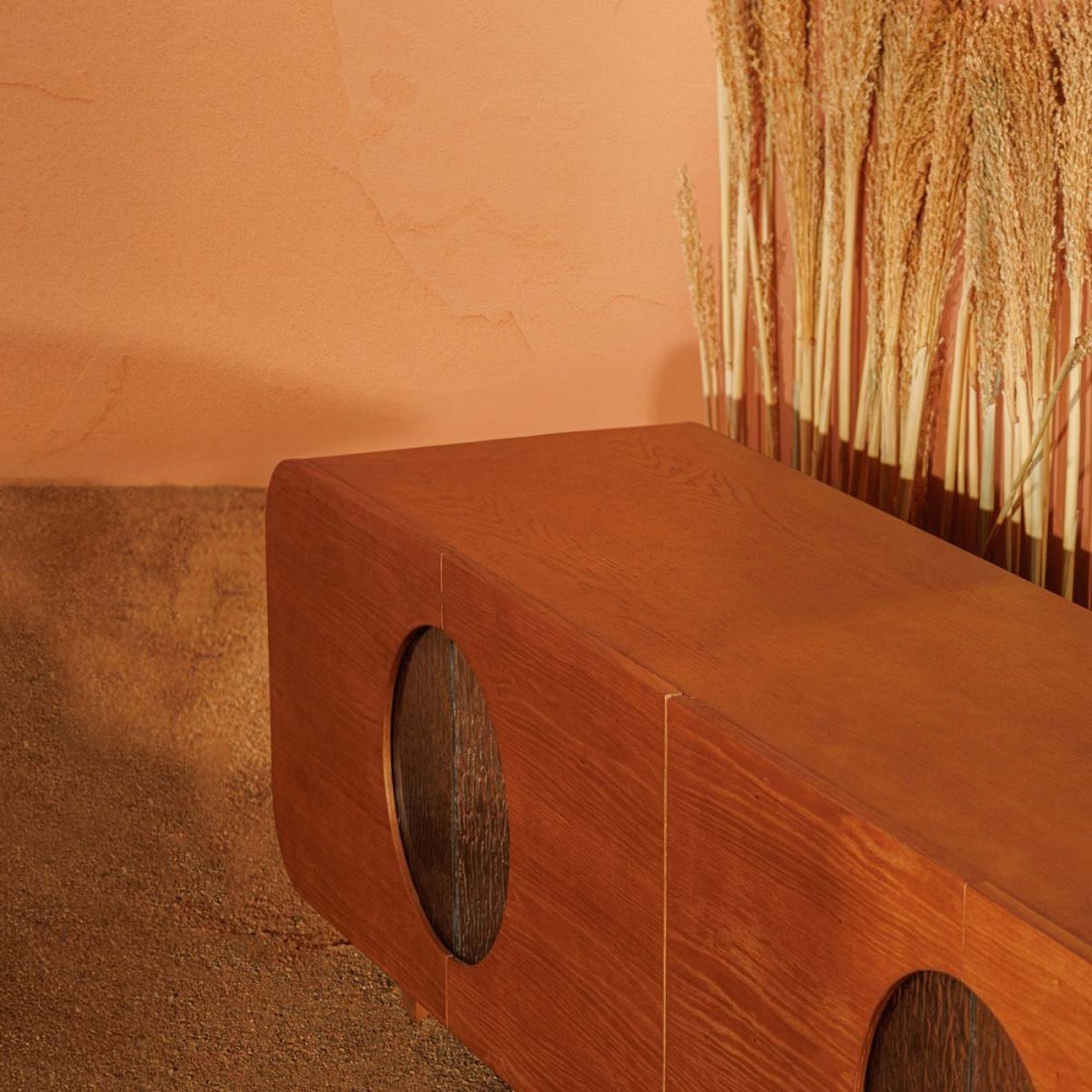 Sofá Table Sublime com Portas Detalhe Vidro Fusing Estrutura Lâmina de Madeira Pés Madeira Maciça Tauari