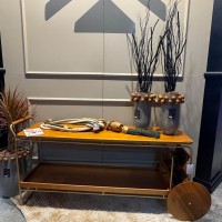 Aparador Artois Tampo Duplo Estrutura Metálica com Rodas Decorativas Champagne Design Jhoel Silva