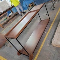 Aparador Marla Detalhe Bandeja com Rodas e Pés Fixos Estrutura em Metal com Pintura Epóxi