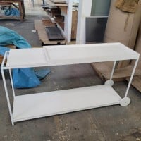 Aparador Marla Detalhe Bandeja com Rodas e Pés Fixos Estrutura em Metal com Pintura Epóxi