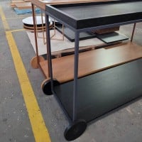 Aparador Marla Detalhe Bandeja com Rodas e Pés Fixos Estrutura em Metal com Pintura Epóxi