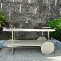 Aparador Mykon Tampos em Madeira Marmorizada Estrutura em Aço Carbono com Pintura Epóxi com Rodas Decorativas