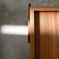 Aparador Zeenya Detalhe Bandeja com Rodas e Pés Fixos Estrutura em Metal com Pintura Epóxi
