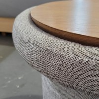 Banco Fayna Oval Assento Estofado com Tampo Redondo Madeira Estrutura Revestida Base com Detalhe Madeira