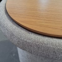 Banco Fayna Oval Assento Estofado com Tampo Redondo Madeira Estrutura Revestida Base com Detalhe Madeira