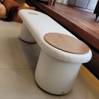 Banco Fayna Oval Assento Estofado com Tampo Redondo Madeira Estrutura Revestida Base com Detalhe Madeira