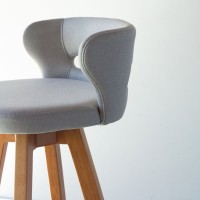 Banqueta Giratória Zoe Estofada Base com Apoio em Metal Estrutura Madeira Liptus Design Sustentável