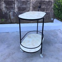 Carrinho Bar Aldren Tampo em Madeira Pintada Base em Madeira Marmorizada Estrutura Tubular em Aço Carbono com Rodízios de Silicone