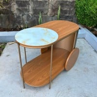 Carrinho Bar Celta II Tampos em Madeira Detalhe em Vidro Marmorizado Estrutura Tubular e Painel em Aço Carbono com Rodas Decorativas