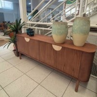 Buffet Arthemis Portas com Detalhes em Mármore Acabamento Lâmina Cinamomo Estrutura Madeira de Manejo