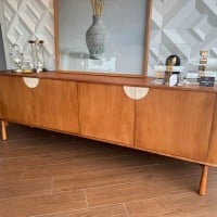 Buffet Arthemis Portas com Detalhes em Mármore Acabamento Lâmina Cinamomo Estrutura Madeira de Manejo