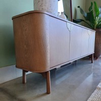 Buffet Arthemis Portas com Detalhes em Mármore Acabamento Lâmina Cinamomo Estrutura Madeira de Manejo