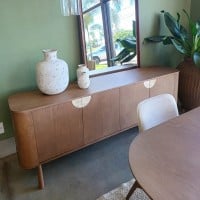 Buffet Arthemis Portas com Detalhes em Mármore Acabamento Lâmina Cinamomo Estrutura Madeira de Manejo