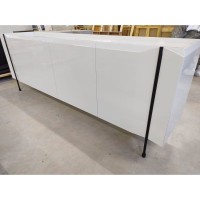 Buffet Auverny com Portas Gaveta Interna Tampo Bandeja Estrutura Lâmina de Carvalho Pés em Alumínio Design by Ampezzan e Maciel Arquitetos
