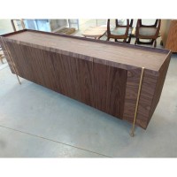 Buffet Auverny com Portas Gaveta Interna Tampo Bandeja Estrutura Lâmina de Carvalho Pés em Alumínio Design by Ampezzan e Maciel Arquitetos