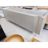 Buffet Auverny com Portas Gaveta Interna Tampo Bandeja Estrutura Lâmina de Carvalho Pés em Alumínio Design by Ampezzan e Maciel Arquitetos