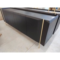Buffet Auverny com Portas Gaveta Interna Tampo Bandeja Estrutura Lâmina de Carvalho Pés em Alumínio Design by Ampezzan e Maciel Arquitetos