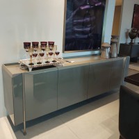 Buffet Auverny com Portas Gaveta Interna Tampo Bandeja Estrutura Lâmina de Carvalho Pés em Alumínio Design by Ampezzan e Maciel Arquitetos