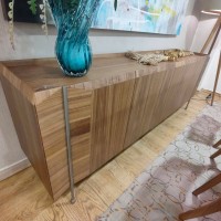 Buffet Auverny com Portas Gaveta Interna Tampo Bandeja Estrutura Lâmina de Carvalho Pés em Alumínio Design by Ampezzan e Maciel Arquitetos