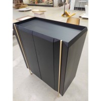 Buffet Auverny Vertical com Portas Tampo Bandeja Estrutura em Pintura Laca Pés em Alumínio Design by Ampezzan e Maciel Arquitetos