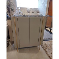 Buffet Auverny Vertical com Portas Tampo Bandeja Estrutura em Pintura Laca Pés em Alumínio Design by Ampezzan e Maciel Arquitetos